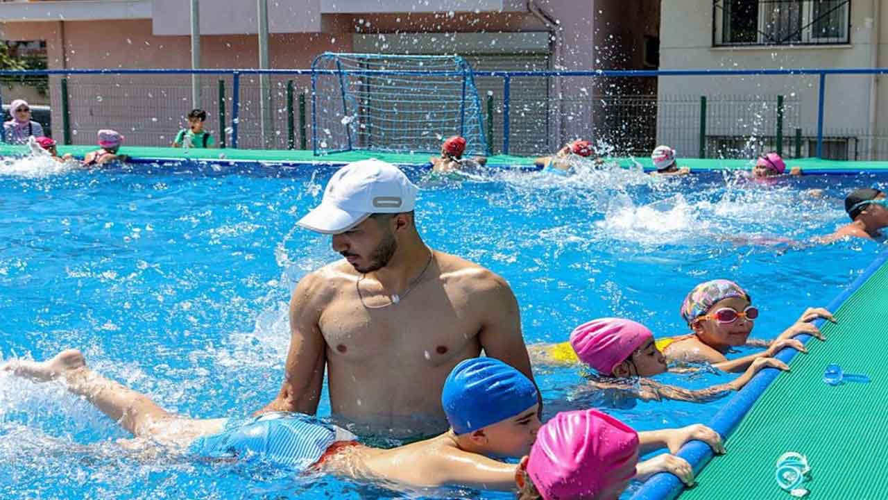 İzmir Bayraklı'da belediyeden çocuklara yaz yüzme kursu!