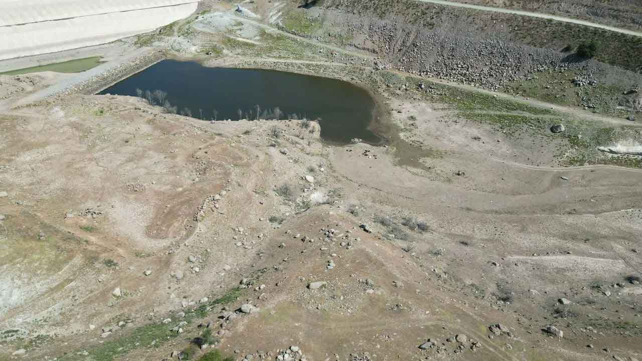 Afyon Bolvadin'de baraj göleti kuraklık nedeniyle kuruma noktasına geldi