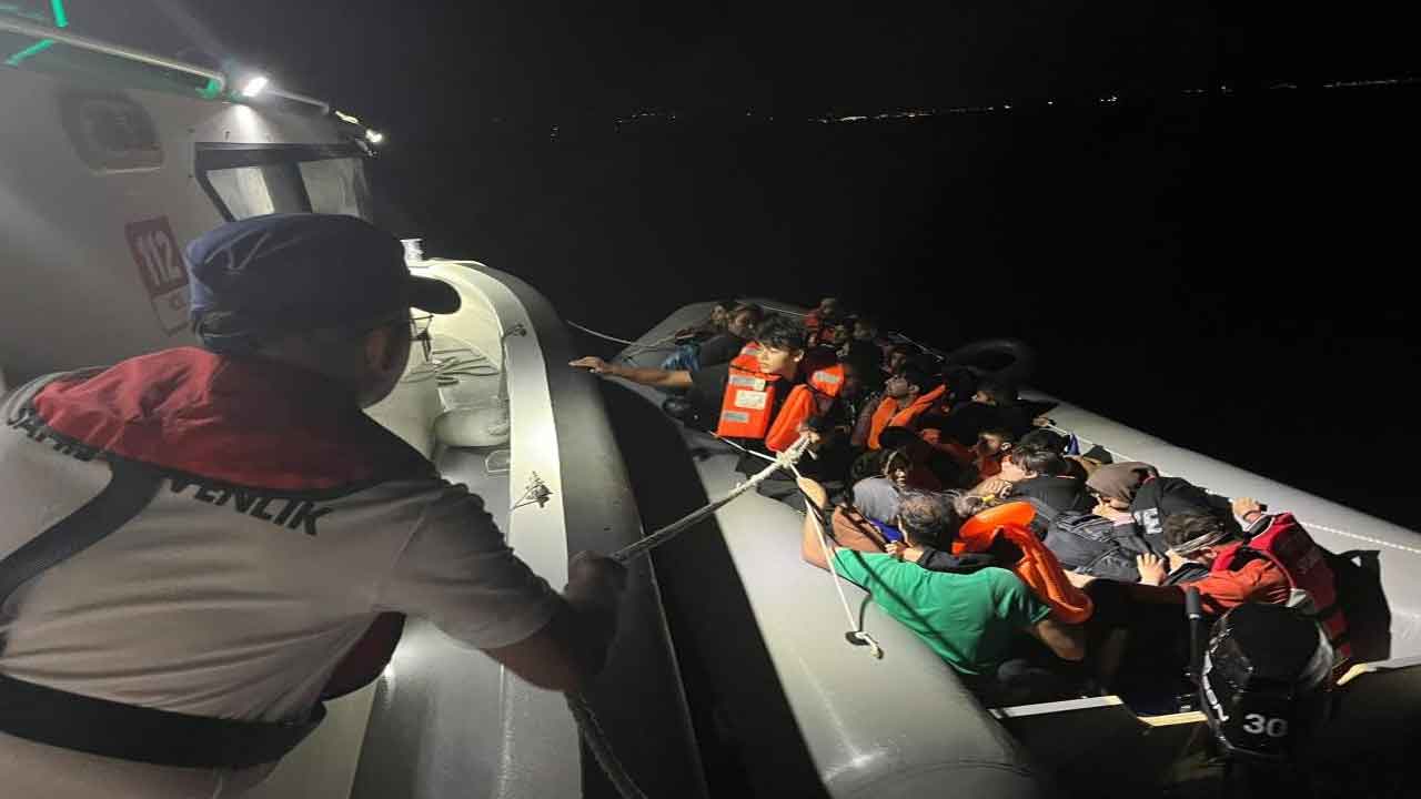 İzmir açıklarında kurtarılan 132 kaçak göçmen karaya çıkartıldı