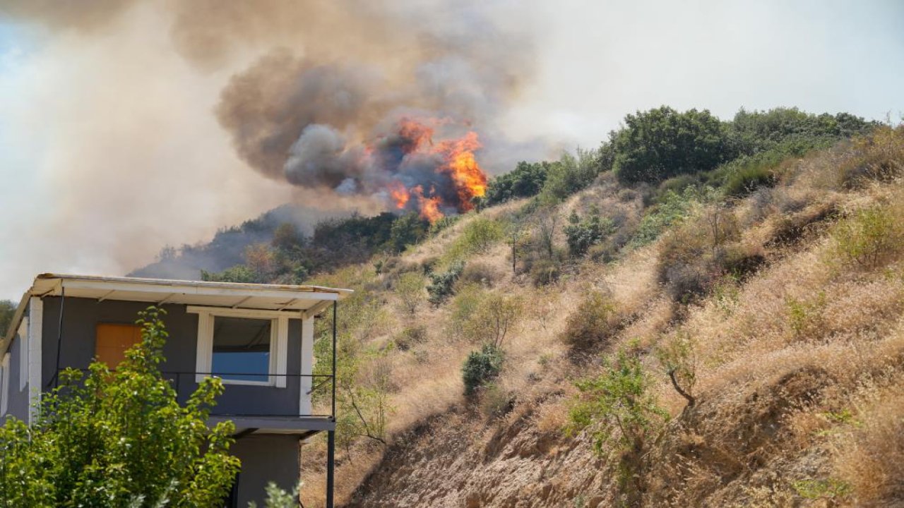 Manisa Turgutlu’da çıkan orman yangını evlere sıçradı