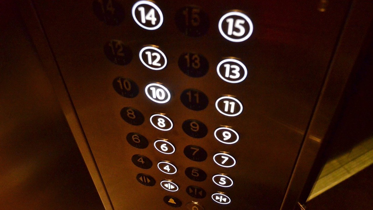 Binada zemin ve 1. katta oturanlar asansör parası öder mi?
