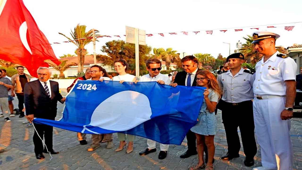 İzmir'de dünyaca ünlü Ilıca Plajı 5. kez mavi bayrak aldı