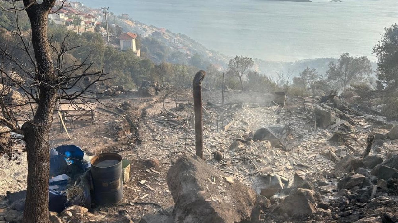 İzmir’deki orman yangınında bir bağ evi cayır cayır yandı