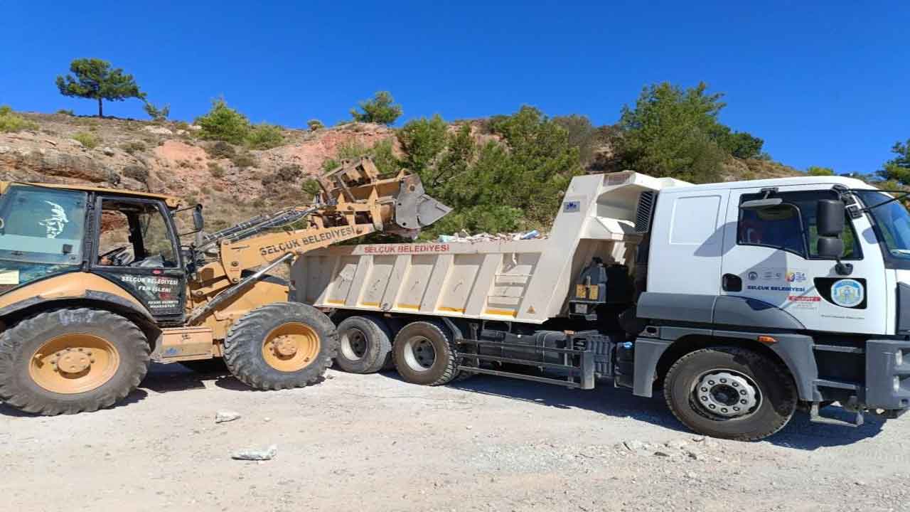 İzmir Selçuk'ta biriken molozlar temizlendi