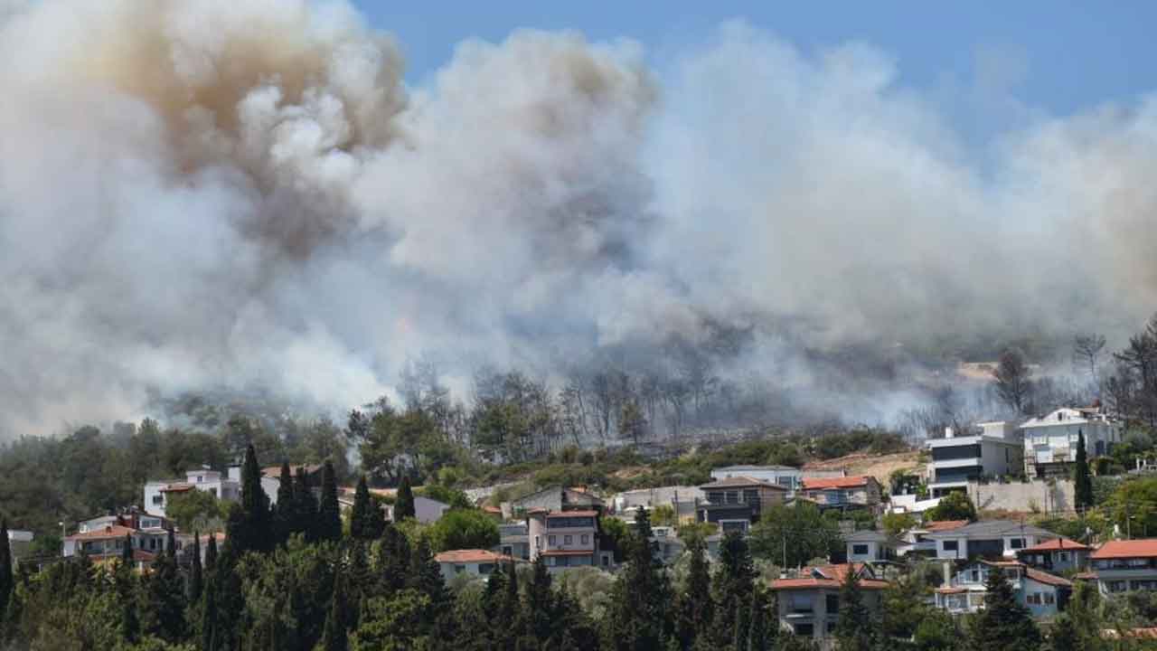 İzmir Çeşme ve Urla'da peş peşe orman yangını!