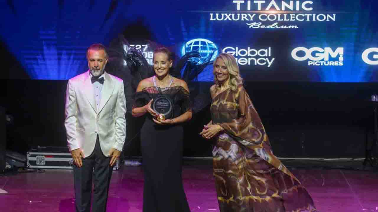 Dünyaca ünlü yıldız oyuncu Sharon Stone ödülünü Bodrum'da aldı