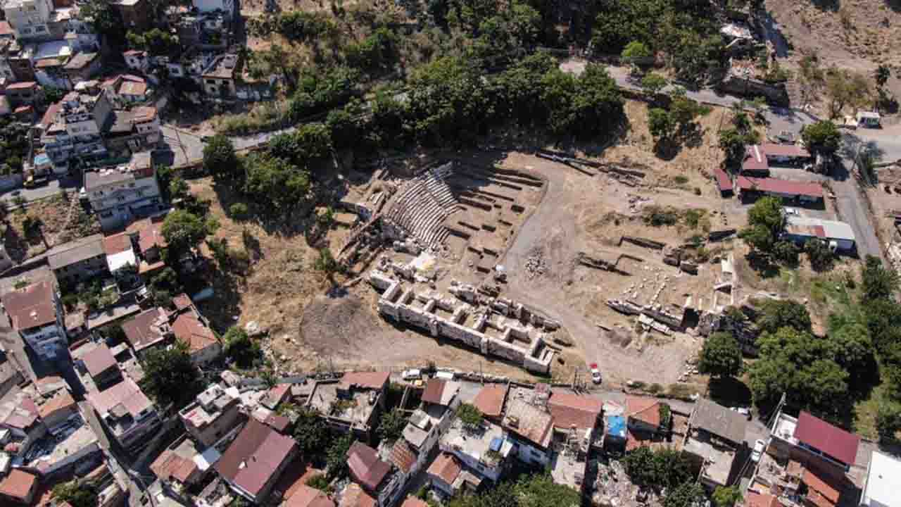 İzmir'de 20.000 kişilik antik Smyrna Tiyatrosu gün yüzüne çıkarılıyor