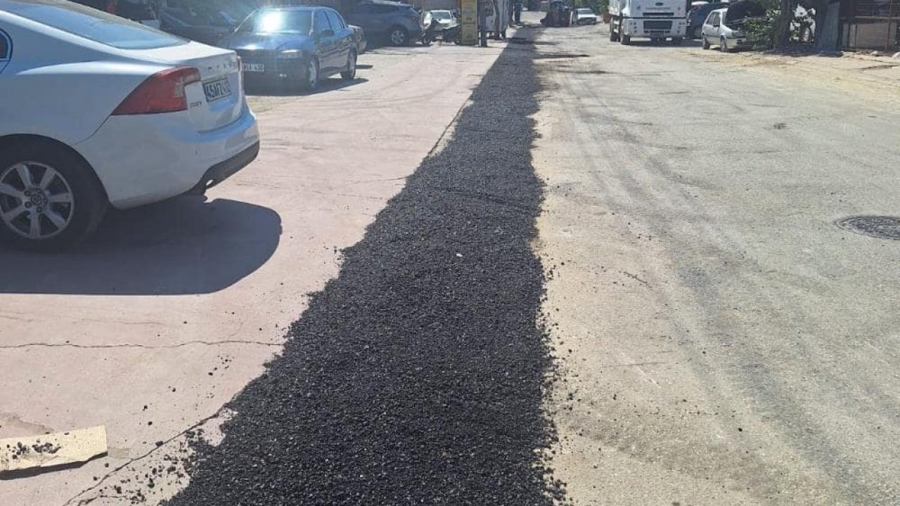 Manisa'daki küçük sanayi sitesinde asfalt yama çalışması başladı