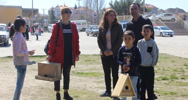 Eşmeli minikler minik kuşlar üşümesin diye yuva yaptı