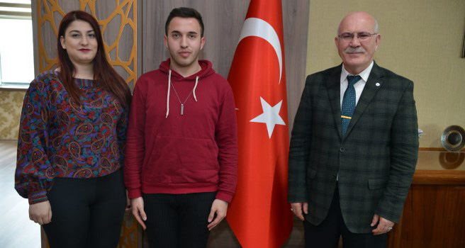 Rektör Savaş’tan öğrencisi olan yönetmene destek