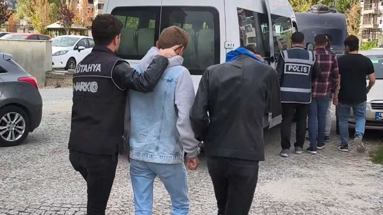 Uşak'ta uyuşturucu operasyonunda yakalanan 3 zanlı tutuklandı