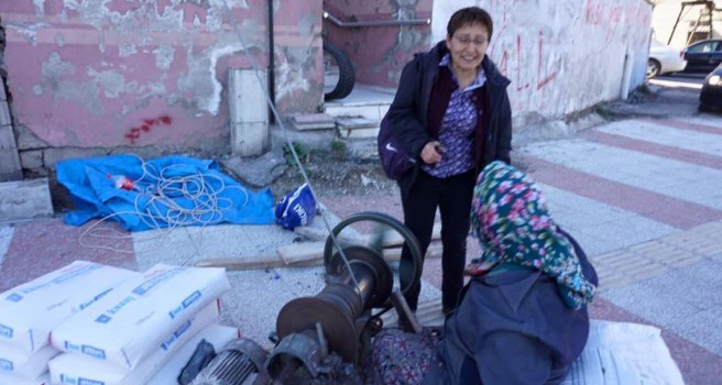 Kadın mahalle muhtarı adayından değişik bir seçim çalışması