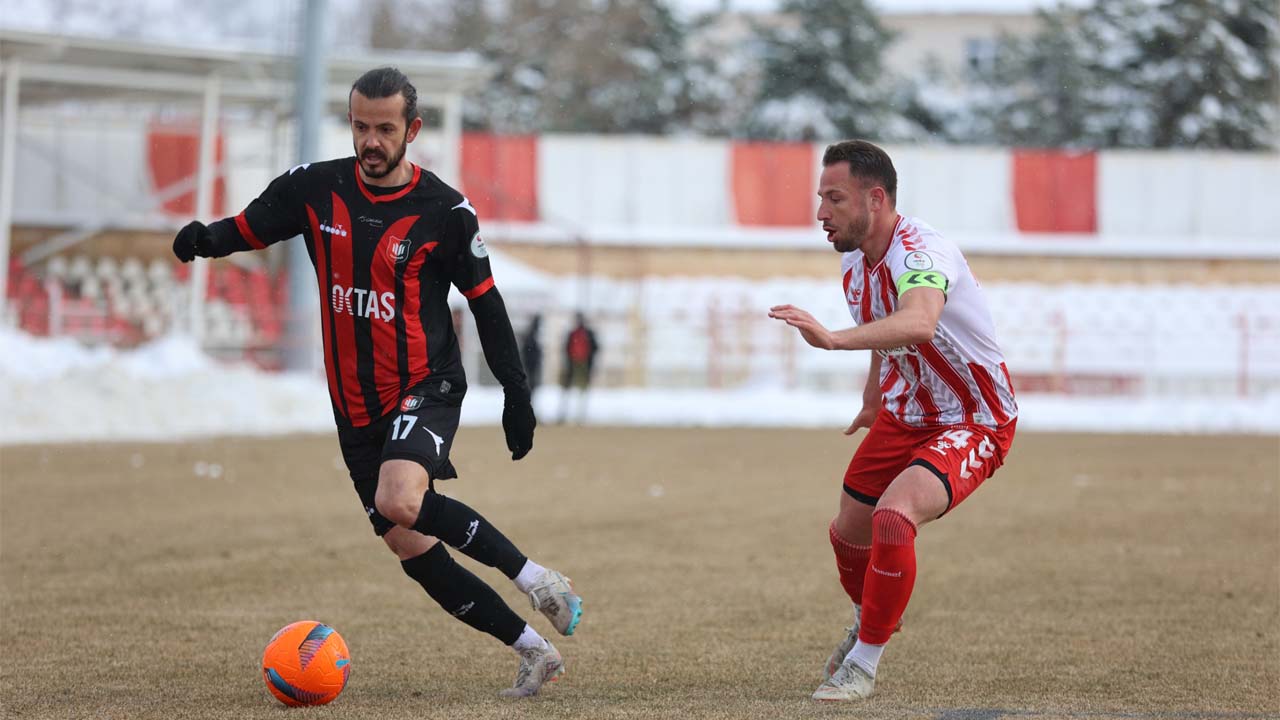 Taraftarlar öldü öldü dirildi! Uşakspor son dakikada güldü