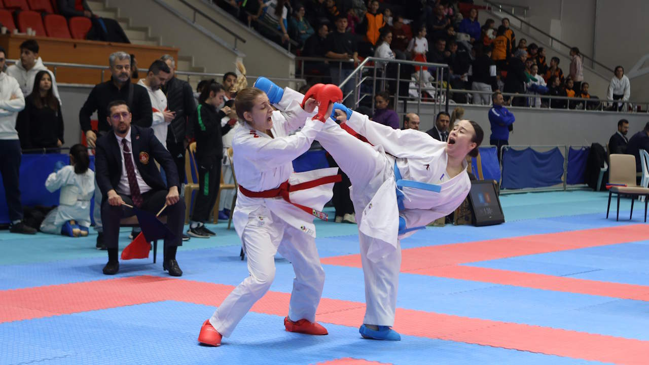 Uşak Karate Özlem Spor Kulübü Ege Karate Ligi'nde şampiyon oldu