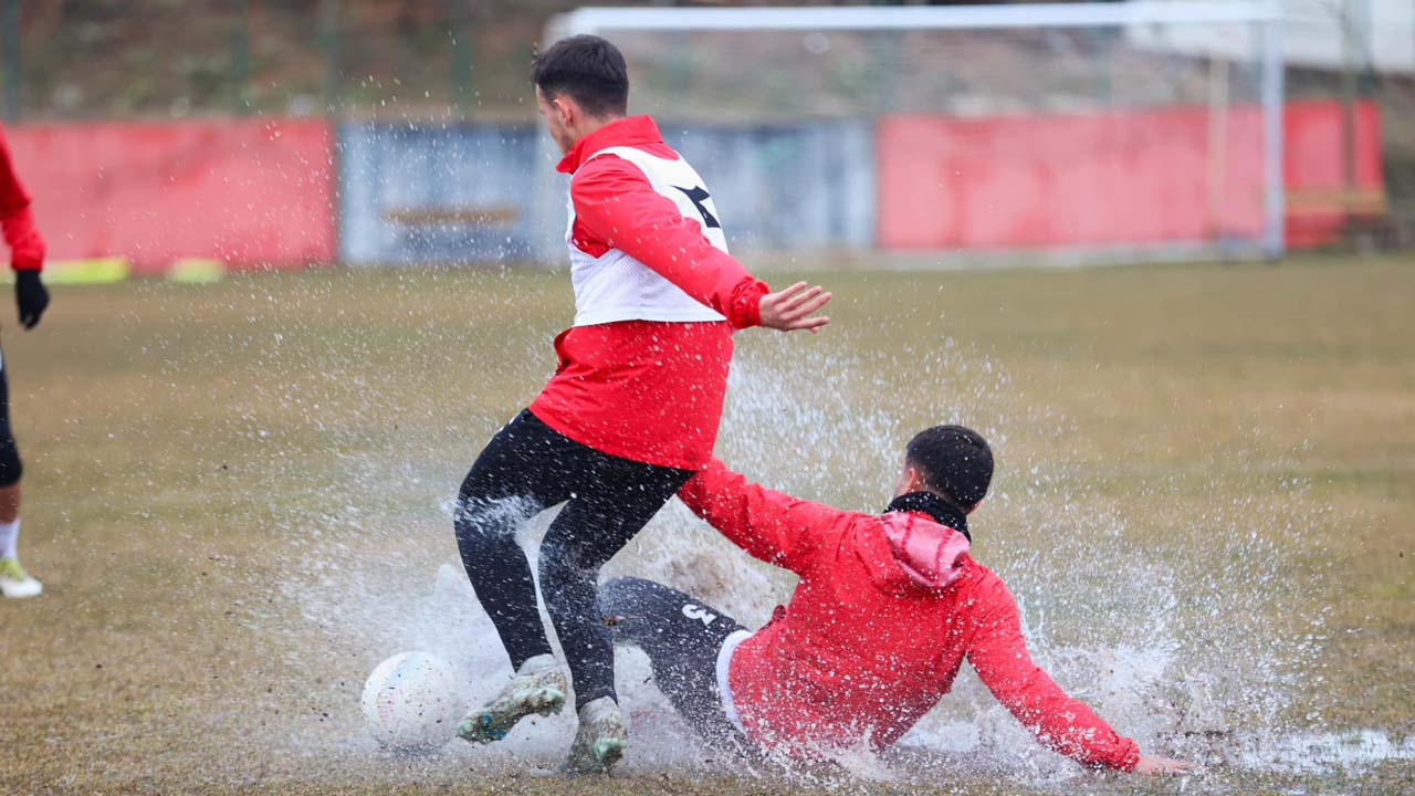 Nesine 3. Lig'de kıyasıya mücadele: İnegöl Kafkas ile Uşakspor karşı karşıya geliyor