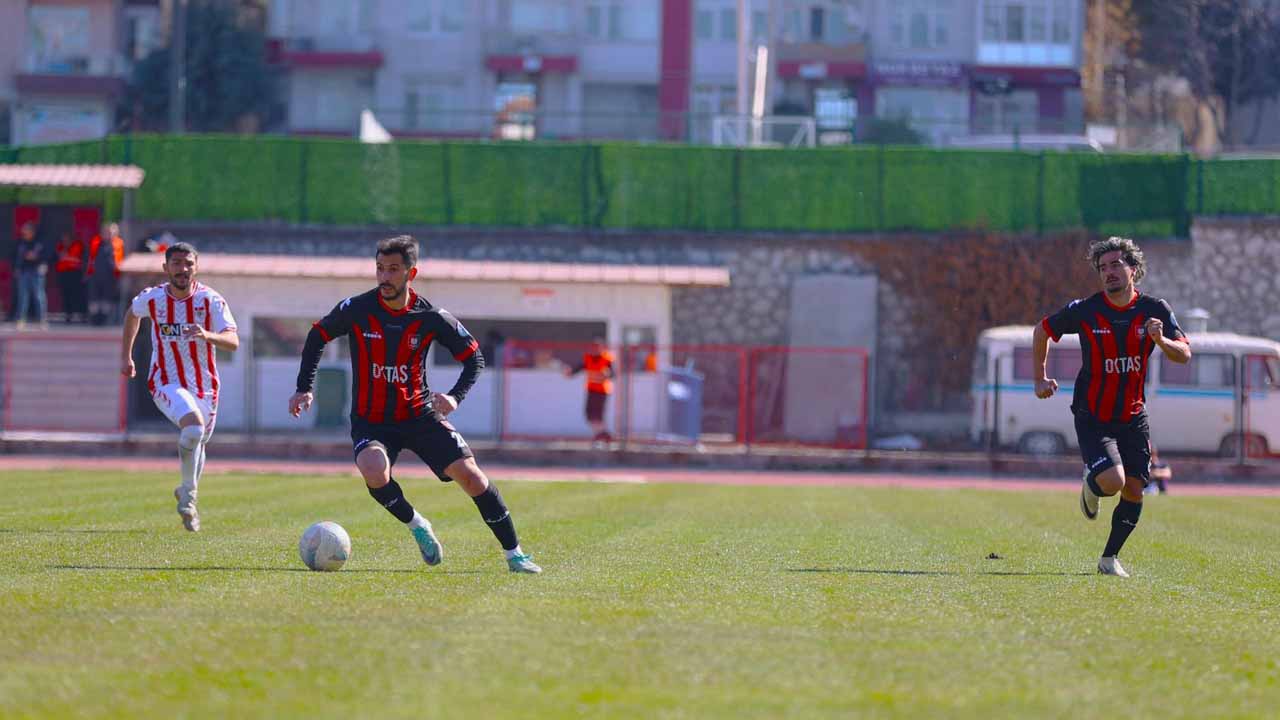 Kırmızı kartlar havada uçuştu Uşakspor sahasında güldü