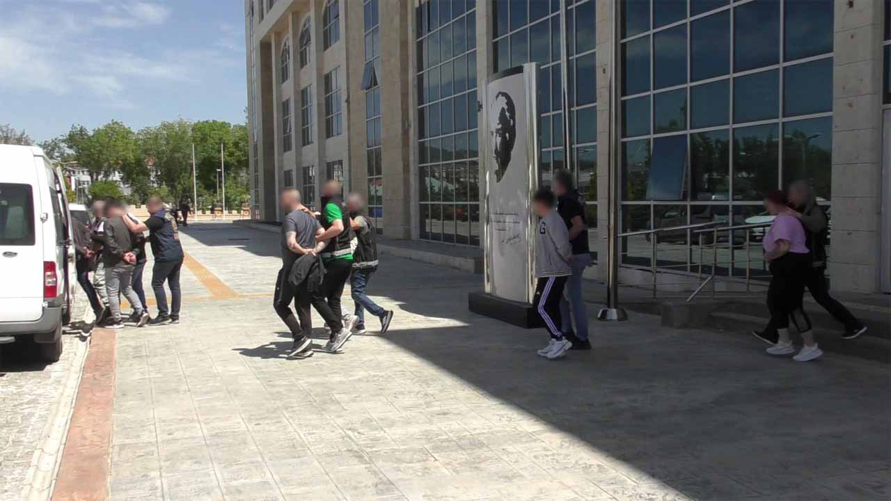 Uşak'ta büyük operasyon, 10 aranan şahıs yakalandı