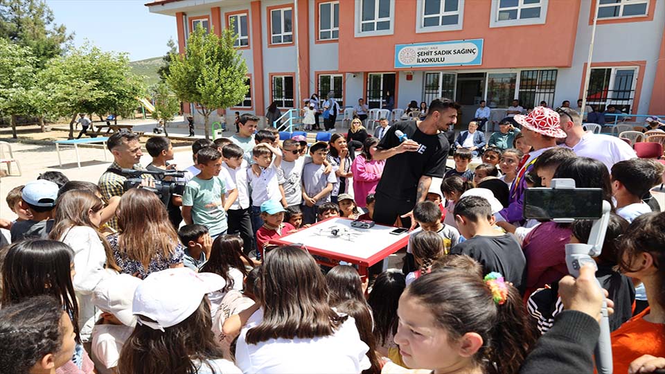 Uşak Üniversitesi Öğrencisi hazırladığı şenlikte öğrencilerin yüzünü güldürdü
