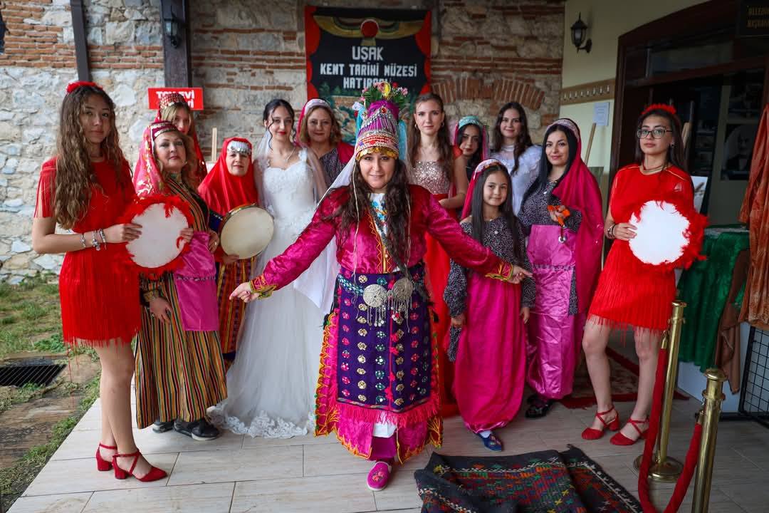 Nostaljiyle Örtülü Bir Masal: Gelinlikler Müze Işığında