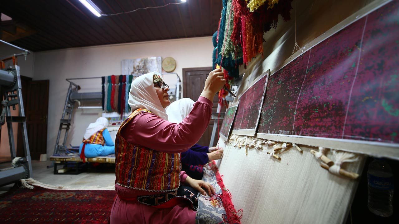 Dünyaca ünlü müzelerde sergilenen Uşak halısının sırrı motifi ve ilmeğinde saklı