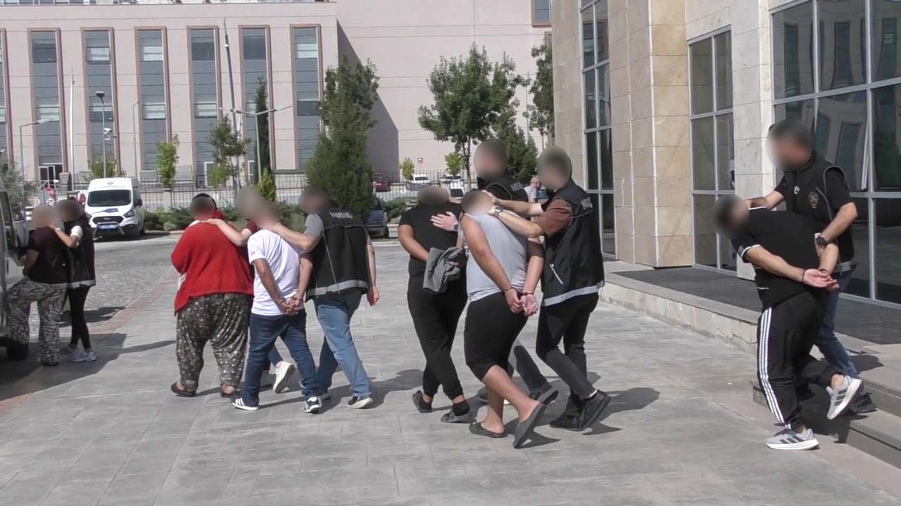 Uşak’ta zehir tacirlerine 5 şüpheli tutuklandı