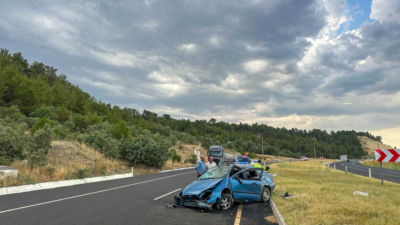 Uşak'ta Refüje çarparak takla atan otomobildeki 5 kişi yaralandı