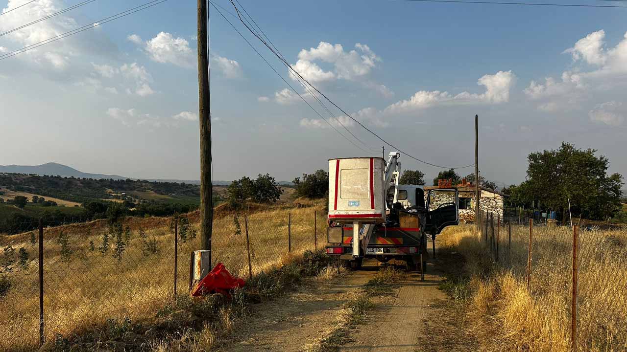 Uşak'ta tamir için çıktığı aydınlatma direğinde elektrik akımına kapılan kişi öldü