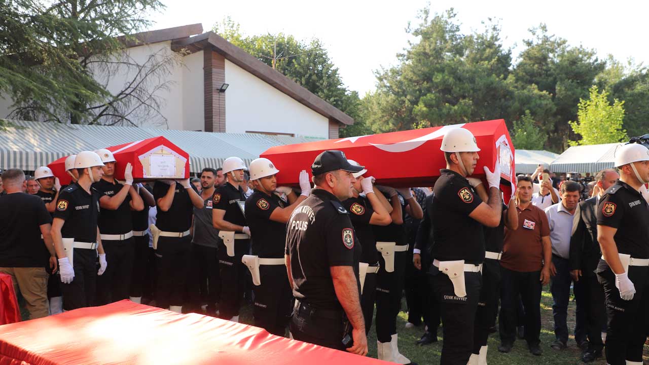 Orman yangınında şehit olan  2 orman işçisi son yolculuğuna uğurlandı