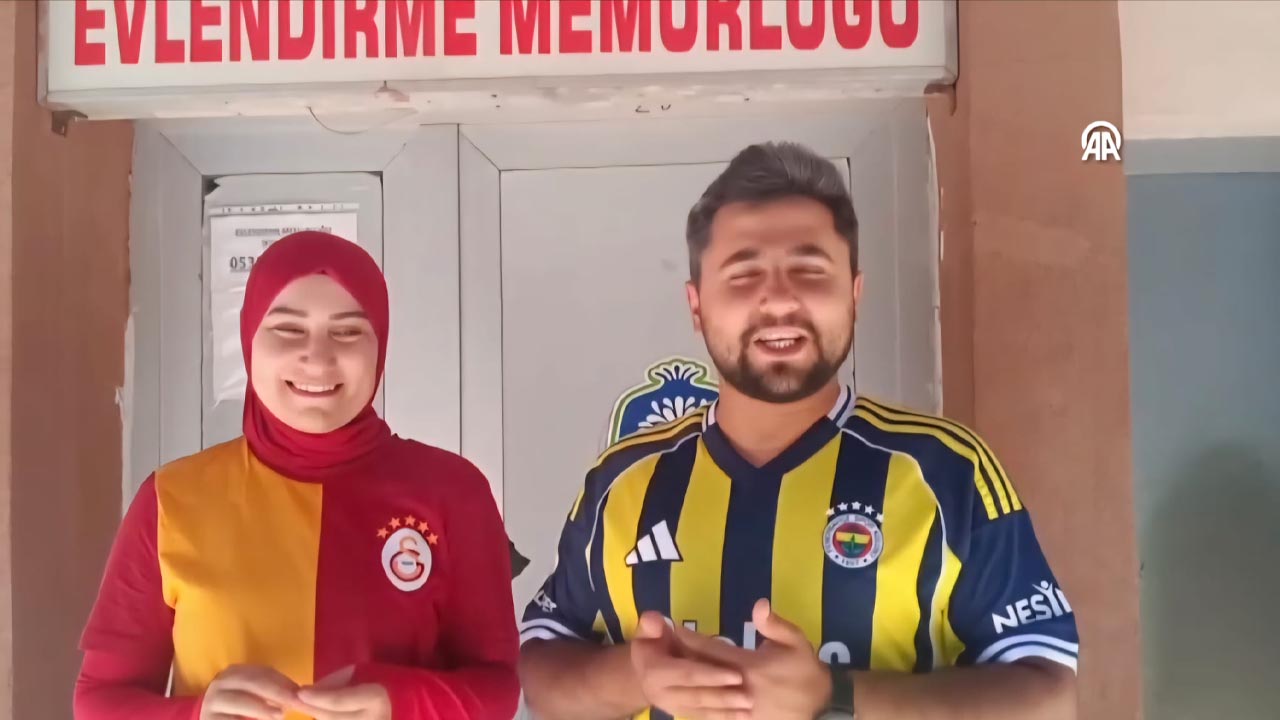 Fanatik gelin ile damat, nikah masasına tuttukları takımların formalarıyla oturdu