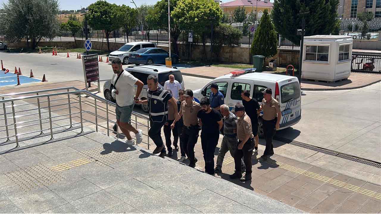 Uşak'ta şantiyede toprak altında kalan 2 kişinin ölümüyle ilgili 2 şüpheli tutuklandı