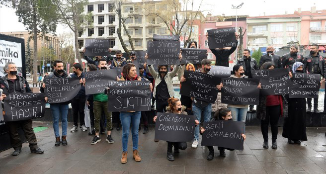 Uşak'ta hayvanseverlerden sessiz protesto