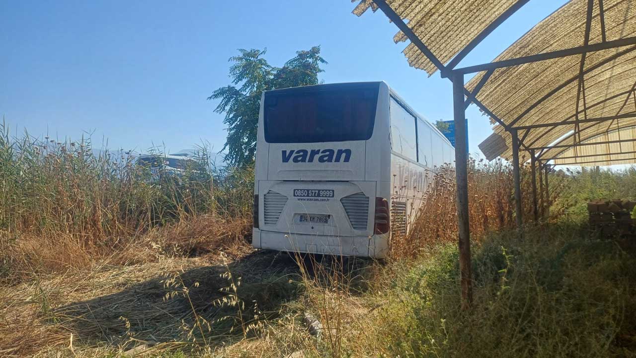 Uşak-İzmir karayolun da yoldan çıkan yolcu otobüsündeki 3 kişi yaralandı