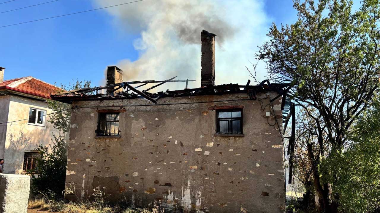 Uşak'ın Karahallı ilçesinde tek katlı evde yangın çıktı