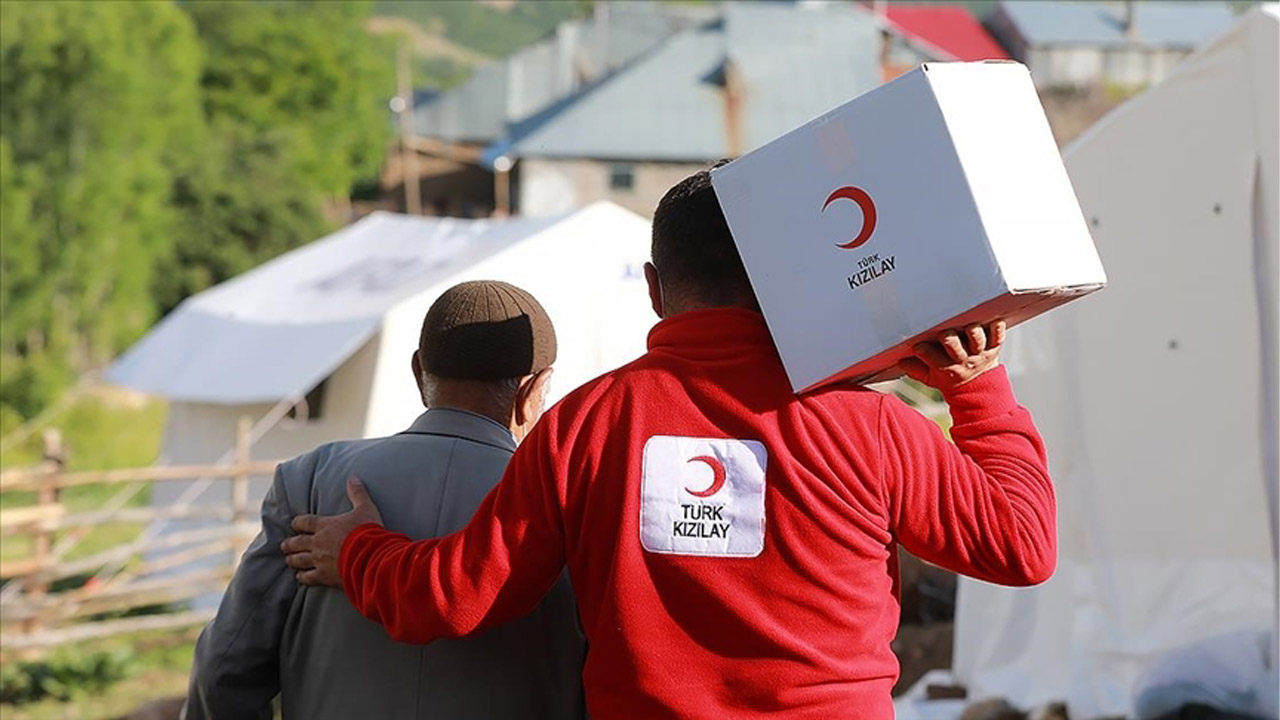 Uşak ve Bazı illerden giden Türk Kızılay afetin yaşandığı Sındırgı'da depremzedelere yemek dağıtıyor