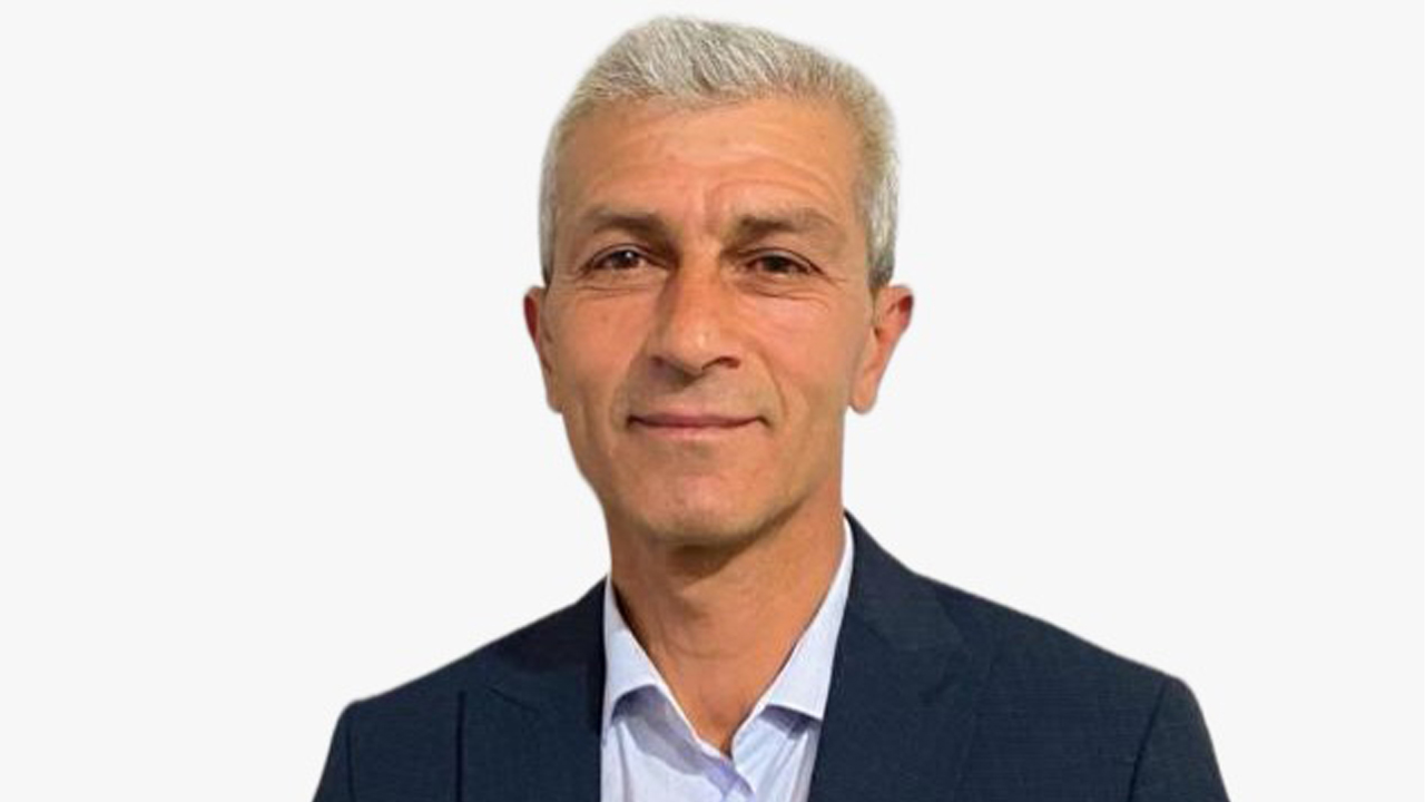 Eşme Dereli Köyü muhtarı Özgür Mete köyüne hizmet alamadığı için istifa etti