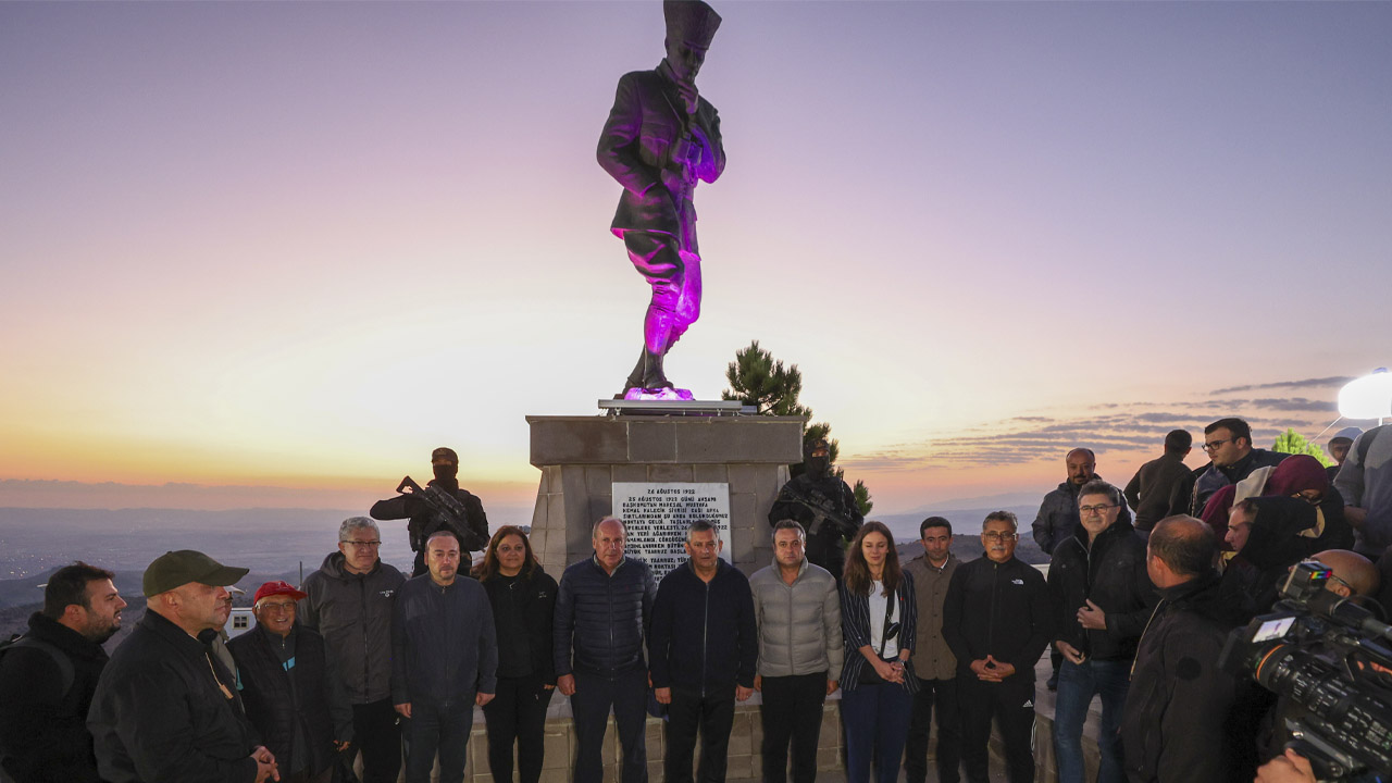 Kocatepe’de buluşma: Özgür Özel ve Özkan Yalım tarihi yürüyüşte