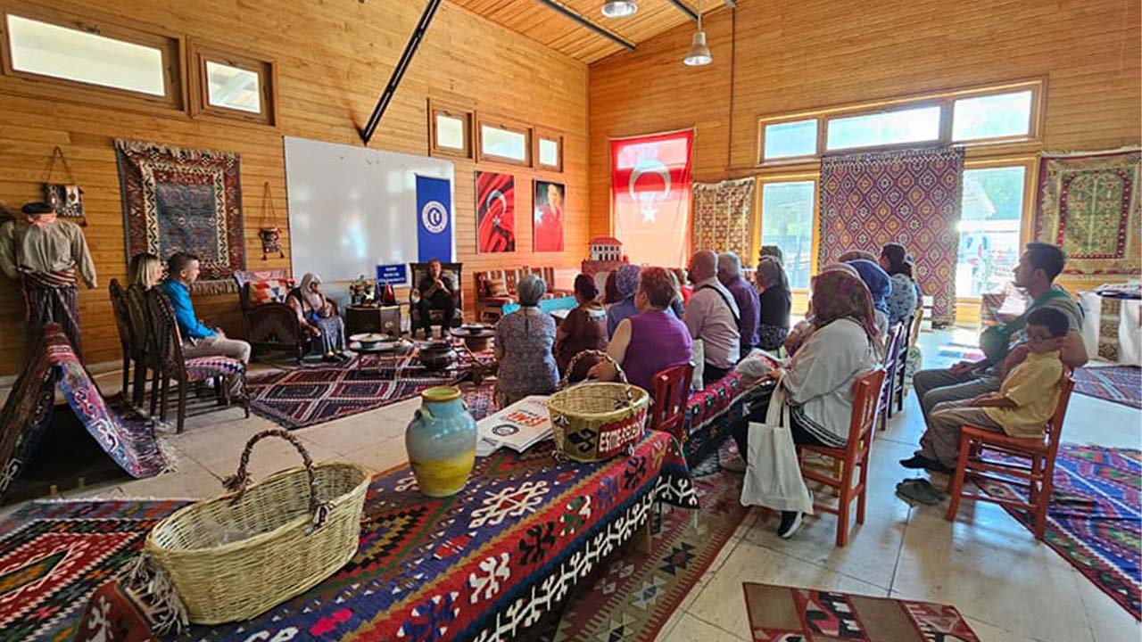 Eşme’de kilimle sanat buluştu geleneksel motifler geleceğe taşınıyor
