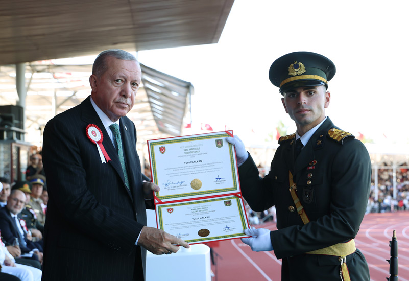 Uşaklı Teğmen Yusuf Kalkan Kara Harp Okulu  birincisi oldu