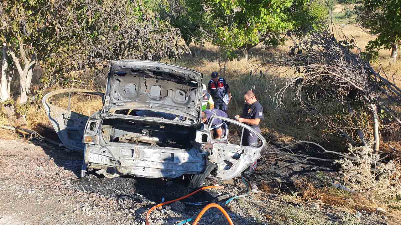 Demirci ilçesinde iki otomobilin çarpıştığı kazada 3 kişi öldü, 2 kişi yaralandı