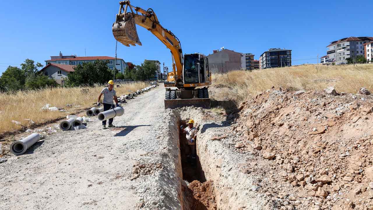 Uşak’ta altyapı devrimi Tandoğan Caddesi’nde kanal çalışması başladı