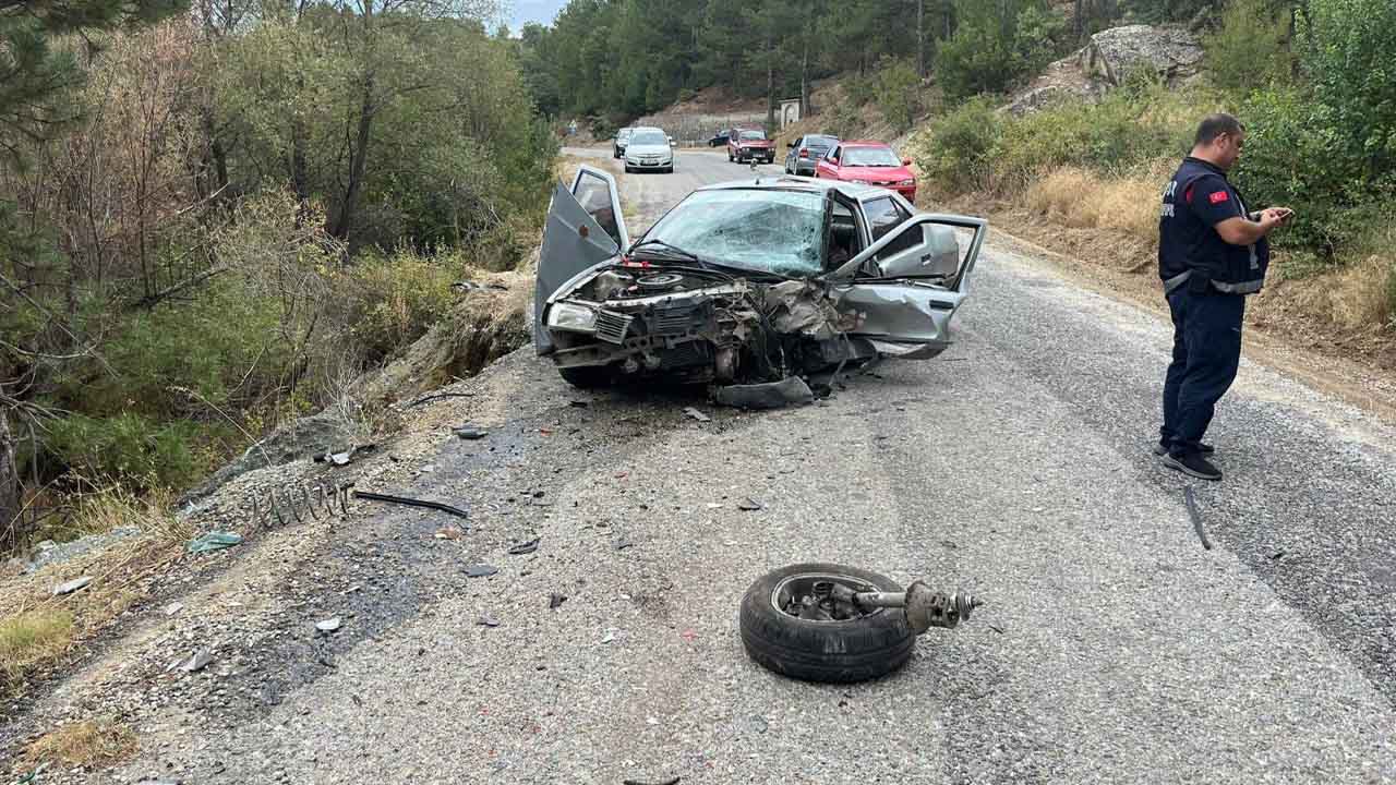 Uşak'ta iki otomobil çarpıştı 3 kişi yaralandı