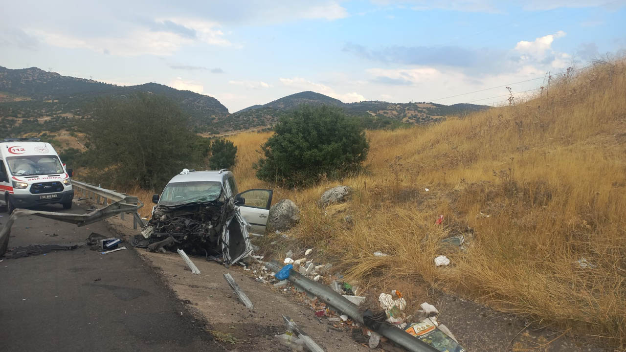 Uşak'ta bariyerlere çarpan ticari araçtaki 4 kişi yaralandı