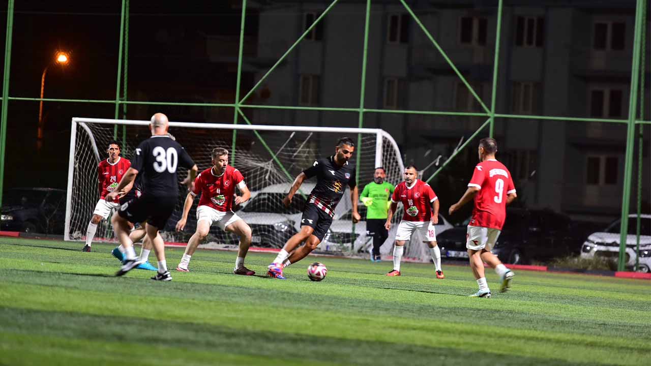 Uşak Belediyesi’nden futbol ziyafeti: Masterler Ligi coşkusu sürüyor