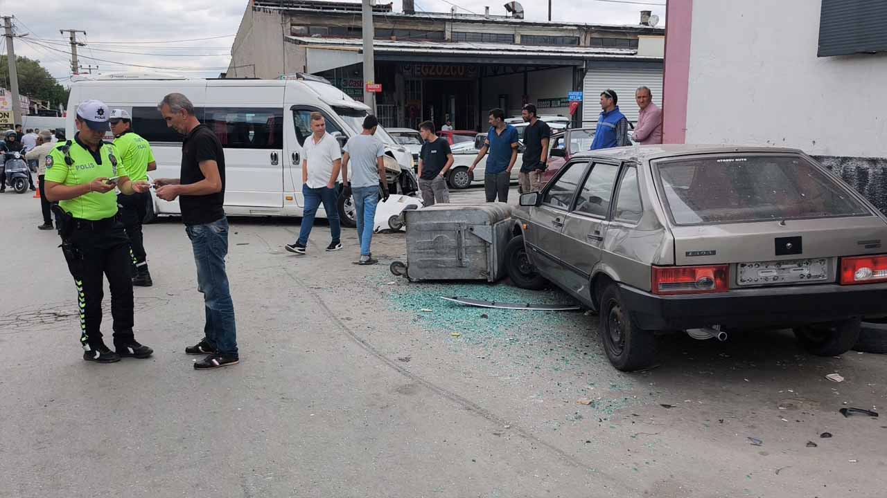 Kütahya'da servislerin çarpıştığı kazada 7 kişi yaralandı