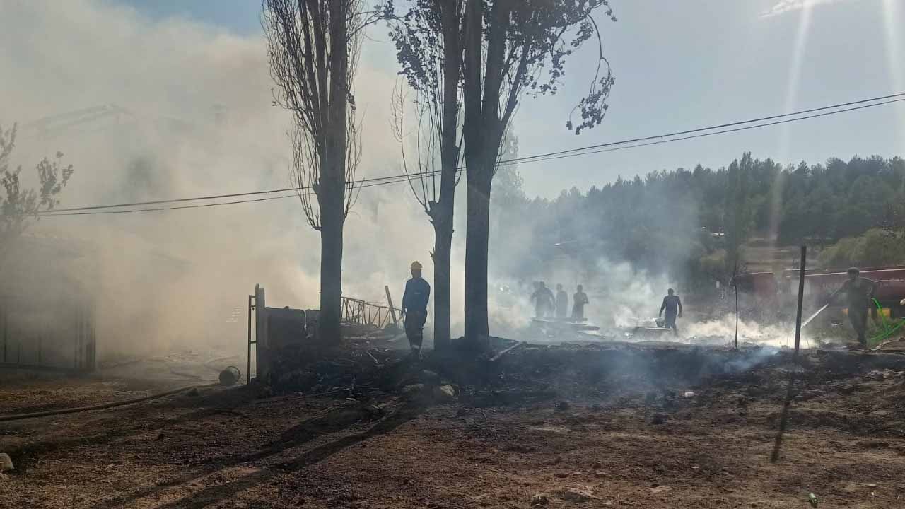 Uşak'ta çıkan yangında 1 ev alevlere teslim oldu