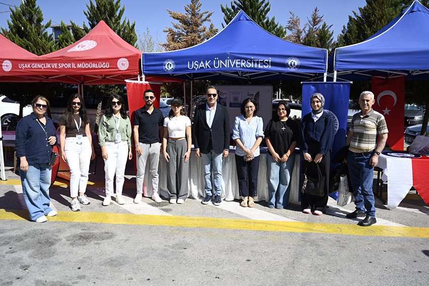 Uşak Üniversitesi yeni öğrencilerini otogarda karşıladı