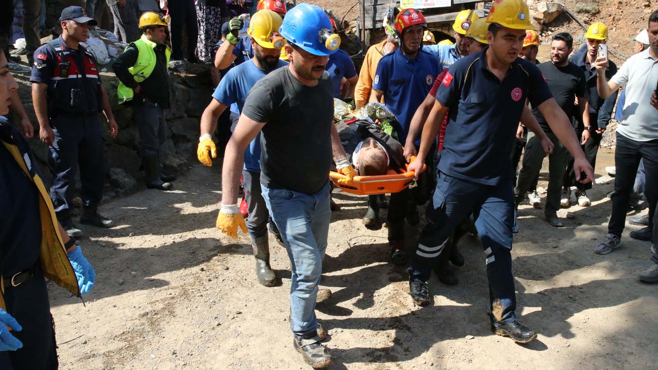 Denizli'de madendeki göçükte mahsur kalan 2 işçiden biri kurtarıldı