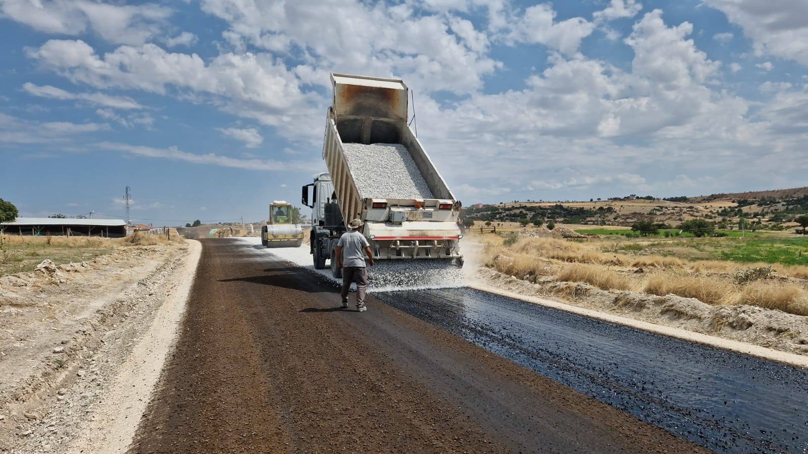 Uşak’ta yol çalışmaları hız kesmeden devam ediyor