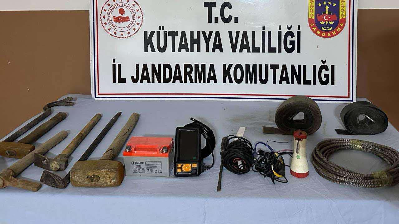 Gediz'de kaçak kazı operasyonu, 6 şüpheli yakalandı