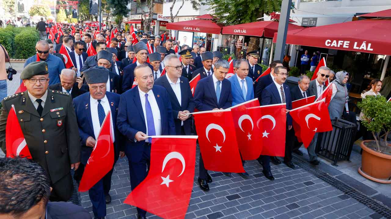 Gaziler Günü’nde Uşak halkı kahramanlarını yalnız bırakmadı
